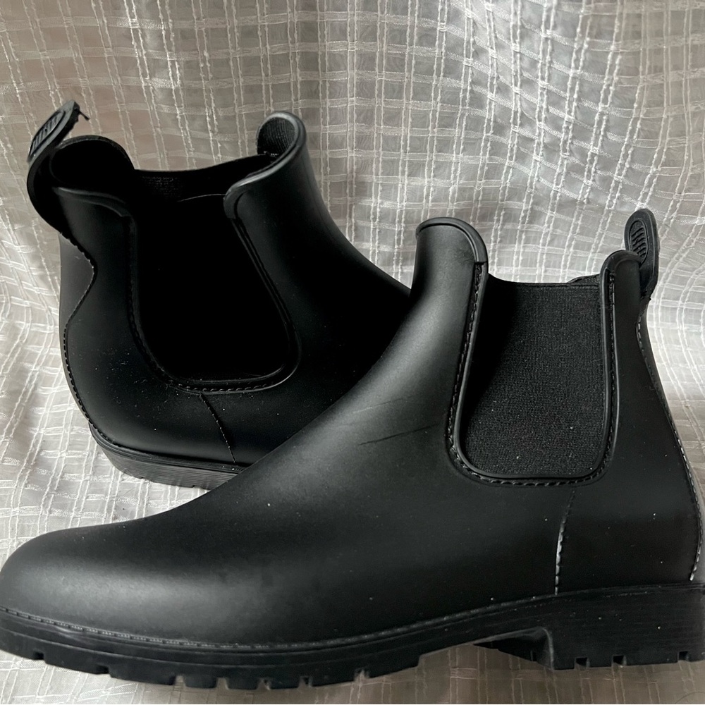 Women’s Old Navy Chelsea rain boots.